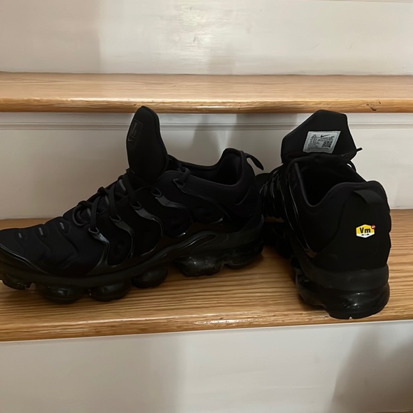 air vapormax plus triple black footlocker